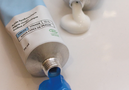 Découvrez nos conseils pour hydrater naturellement votre peau en été. Routine douce, soins légers et produits Secret Français pour un teint éclatant et confortable sous la chaleur.