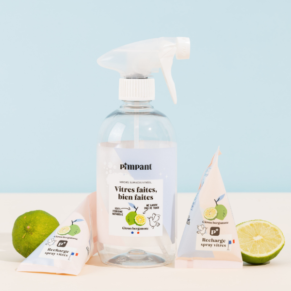 Bouteille rechargeable à remplir avec les berlingots spray Vitres. Cette bouteille est vendue vide donc pensez à mettre un berlingot Vitres dans votre panier ;) Une jolie bouteille spray de 500ml qui pourra se retrouver dans votre cuisine / salon / salle de bain pour la vie.En PET, elle est à la fois durable et recyclable.