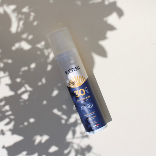 Lait solaire bio SPF 30 offre une haute protection immédiate contre les rayons UVA/UVB grâce à l’oxyde de zinc, un filtre solaire minéral naturel, sans effet blanc. Associé à de l’algue bretonne, qui prépare la peau pour un bronzage prolongé et du raisin pour stimuler les récepteurs de vitamine D et ainsi éviter les carences.