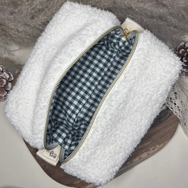 Trousse de toilette en moumoute blanche et intérieur en vichy vert fabriqué en France par la créatrice Atelier Loul