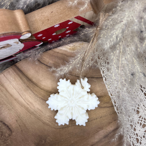 Suspension parfumé flocon de neige senteur sapin fabriqué à la main par Launa Bougie