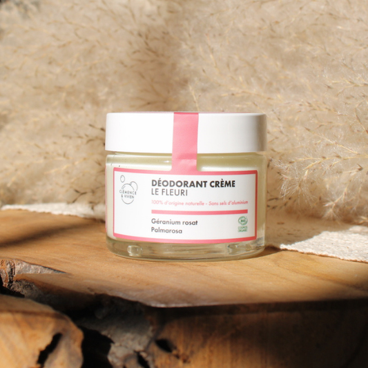 Composé de poudres minérales et d'huiles essentielles aux propriétés antibactériennes, ce déodorant crème absorbe l'humidité sans bloquer la transpiration, permettant à la peau de respirer naturellement. Sa texture crémeuse est douce, facile à appliquer et pénètre rapidement sans laisser de résidu. Formulé sans sels d'aluminium ni conservateurs, il respecte la peau et s'adapte aux peaux sensibles.