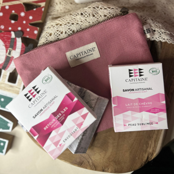 Coffret Escale Incontournable comprend un savon artisanal, un savon au lait de chèvre, un porte savon et une magnifique trousse de la marque Capitaine Cosmétiques