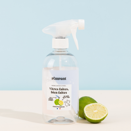 Bouteille rechargeable à remplir avec les berlingots spray Vitres. Cette bouteille est vendue vide donc pensez à mettre un berlingot Vitres dans votre panier ;) Une jolie bouteille spray de 500ml qui pourra se retrouver dans votre cuisine / salon / salle de bain pour la vie.En PET, elle est à la fois durable et recyclable.