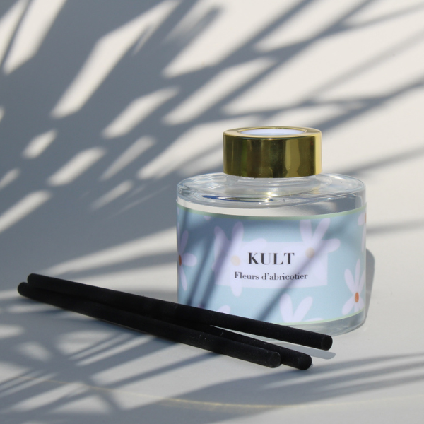 Dans sa jolie bouteille en verre, profitez d'une composition sans alcool au parfum de fleurs d'abricotier et 100% bio-dégradable. Idéal dans toutes les pièces de l'habitat - Durée de vie minimum 3 mois. Vendue dans son pochon en coton Bio, accompagné de ses tiges en bois noir.
