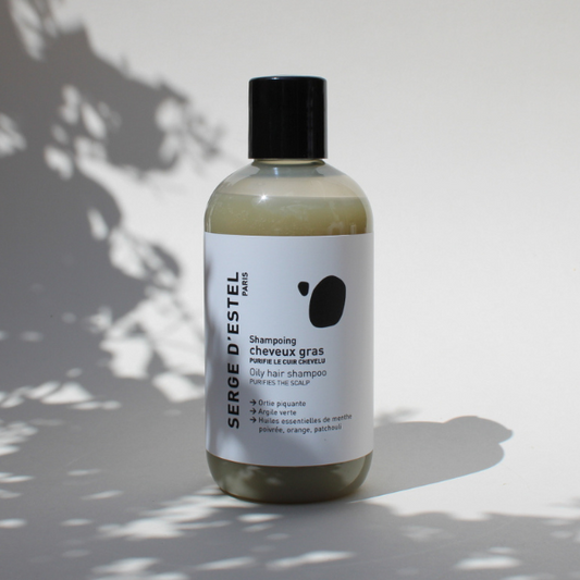 Le shampoing a pour mission de purifier, d'équilibrer la production de sébum. Serge d'Estel a donc formulé un shampoing pour cheveux gras : Nettoie en profondeur, élimine les impuretés, assainit le cuir chevelu et régule surtout la production de sébum.