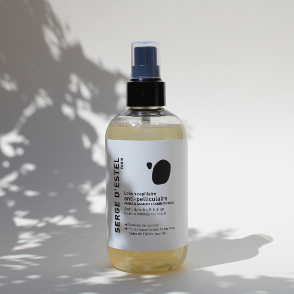 On note l’apparition des pellicules à des moments clés qui sont : l’adolescence, après l’accouchement, les périodes de stress. La solution, la lotion anti-pelliculaire : Fortifie la fibre capillaire, apaise et assainit le cuir chevelu, équilibre les états pelliculaires et réduit la production de sébum