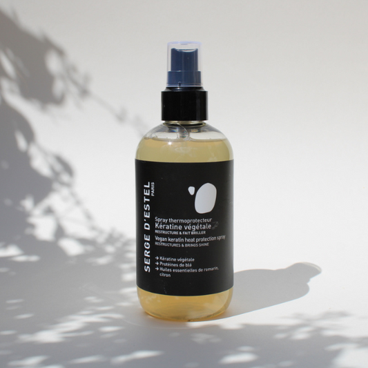 Les cheveux sont sensibilisés par la chaleur des sèches cheveux, des fers à boucler, des plaques de lissage. Sa composition en kératine végétale, protéine de blé, huiles essentielles de romarin et de citron, lisse les écailles, facilite le démêlage, apporte de la brillance et de l’éclat.