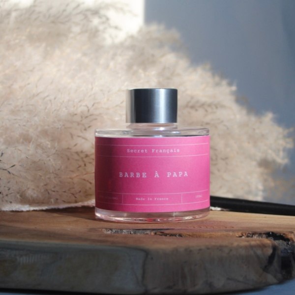 Découvrez le diffuseur de parfum 'Barbe à Papa'. Dans son élégante bouteille en verre de 100ml, profitez d'une composition 100% bio-dégradable et sans alcool qui embaumera votre habitat pendant au moins 3 mois.