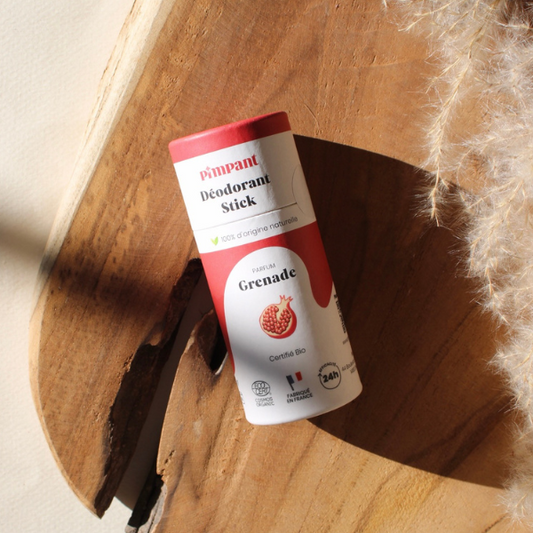 Efficace, frais, naturel : le déodorant Pimpant Grenade a tout pour plaire. Fini les compromis entre fraîcheur et respect de la peau. À l’intérieur ? Un concentré de 100% d’ingrédients d’origine naturelle (huile de tournesol et d’amande douce, amidon de maïs…). Résultat : vos aisselles sont protégées, les mauvaises odeurs neutralisées… Avec la promesse d’une fraîcheur de 24 h dès la première application. La douceur de la grenade, l'efficacité de la nature – et tout ça, dans un déodorant naturel.