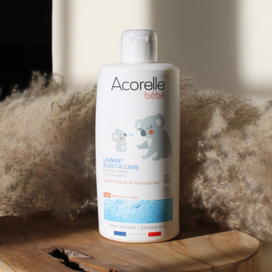 Le Liniment est conçu avec tendresse pour envelopper la peau délicate de votre bébé d'une étreinte protectrice et nourrissante. Ancestrale, la recette minimaliste prends soin des peaux les plus délicates des bébés pour le protéger jour après jour.
