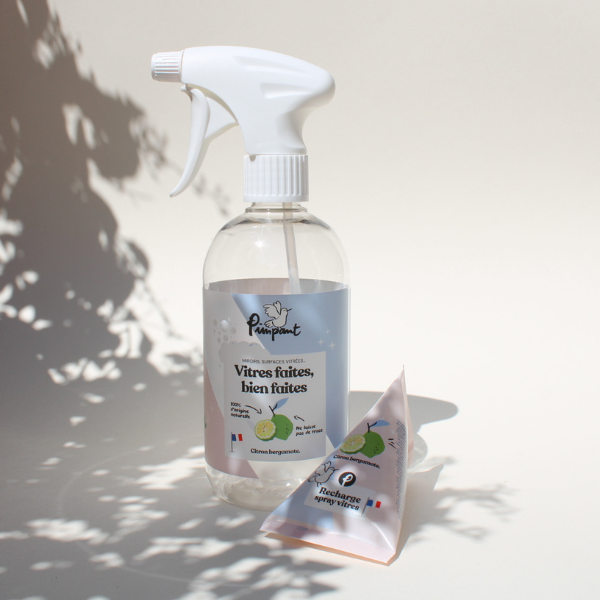 Bouteille rechargeable à remplir avec les berlingots spray Vitres. Cette bouteille est vendue vide donc pensez à mettre un berlingot Vitres dans votre panier ;) Une jolie bouteille spray de 500ml qui pourra se retrouver dans votre cuisine / salon / salle de bain pour la vie.En PET, elle est à la fois durable et recyclable.