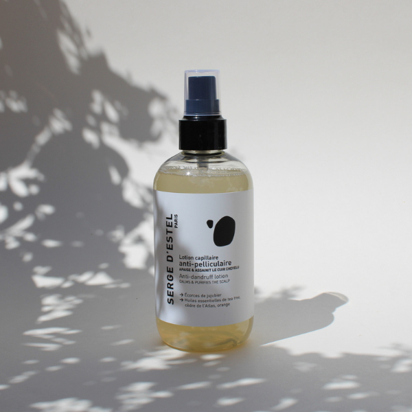 On note l’apparition des pellicules à des moments clés qui sont : l’adolescence, après l’accouchement, les périodes de stress. La solution, la lotion anti-pelliculaire : Fortifie la fibre capillaire, apaise et assainit le cuir chevelu, équilibre les états pelliculaires et réduit la production de sébum