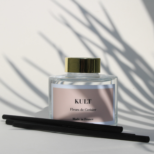 Dans sa jolie bouteille en verre, profitez d'une composition sans alcool au parfum de fleurs de cerisier et 100% bio-dégradable. Idéal dans toutes les pièces de l'habitat - Durée de vie minimum 3 mois. Vendue dans son pochon en coton Bio, accompagné de ses tiges en bois noir.