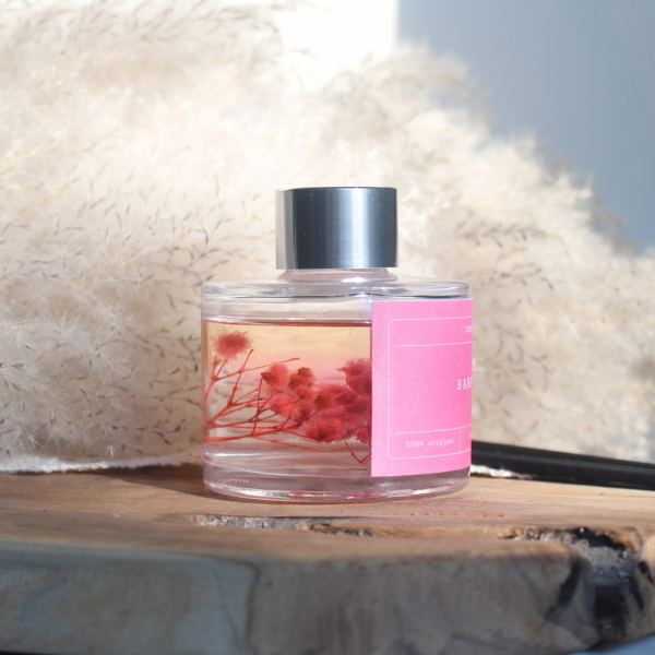 Découvrez le diffuseur de parfum 'Barbe à Papa'. Dans son élégante bouteille en verre de 100ml, profitez d'une composition 100% bio-dégradable et sans alcool qui embaumera votre habitat pendant au moins 3 mois.