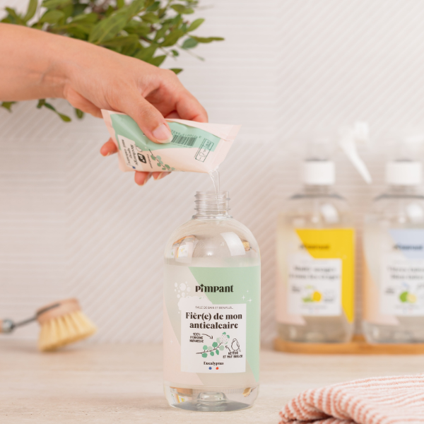 C'est parfait pour faire briller éviers, douches, robinetteries… Bouteille rechargeable à remplir avec les berlingots spray Anti-calcaire. Une jolie bouteille spray de 500ml qui pourra se retrouver dans votre cuisine / salle de bain pour la vie.