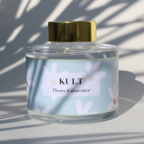 Dans sa jolie bouteille en verre, profitez d'une composition sans alcool au parfum de fleurs d'abricotier et 100% bio-dégradable. Idéal dans toutes les pièces de l'habitat - Durée de vie minimum 3 mois. Vendue dans son pochon en coton Bio, accompagné de ses tiges en bois noir.