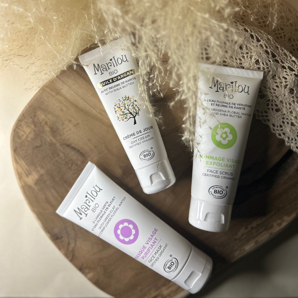 Le coffret soin de la peau comporte une crème de jour à l'huile d'argan, un masque visage purifiant et un gommage visage exfoliant de la marque Marilou Bio