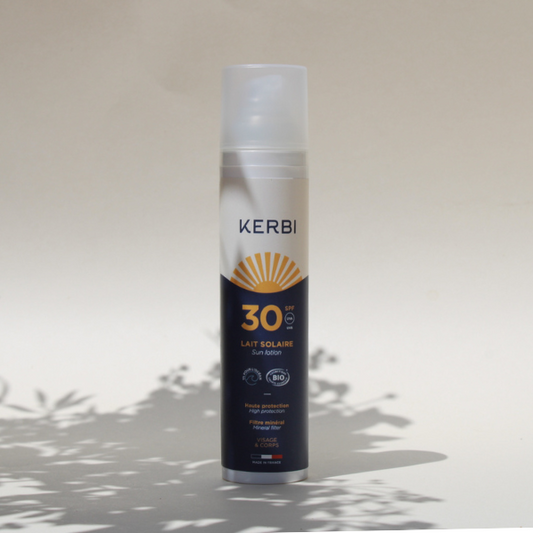 Lait solaire bio SPF 30 offre une haute protection immédiate contre les rayons UVA/UVB grâce à l’oxyde de zinc, un filtre solaire minéral naturel, sans effet blanc. Associé à de l’algue bretonne, qui prépare la peau pour un bronzage prolongé et du raisin pour stimuler les récepteurs de vitamine D et ainsi éviter les carences.