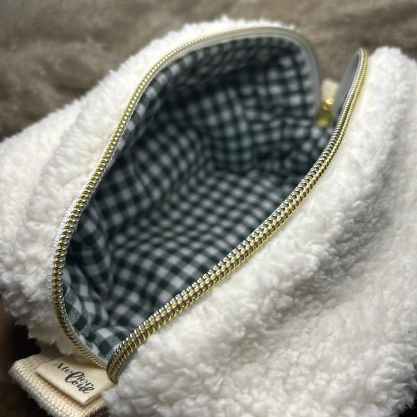 Trousse de toilette en moumoute blanche et intérieur en vichy vert fabriqué en France par la créatrice Atelier Loul