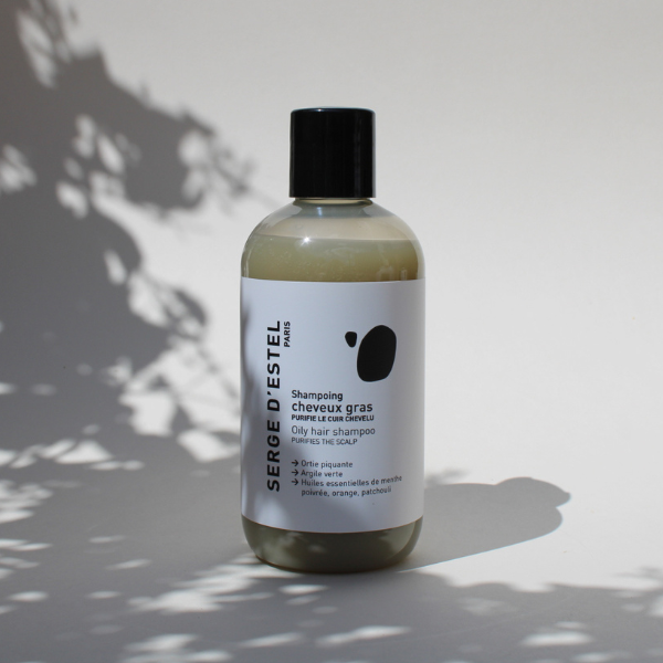 Le shampoing a pour mission de purifier, d'équilibrer la production de sébum. Serge d'Estel a donc formulé un shampoing pour cheveux gras : Nettoie en profondeur, élimine les impuretés, assainit le cuir chevelu et régule surtout la production de sébum.