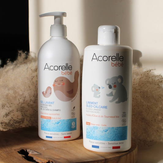 Le Liniment est conçu avec tendresse pour envelopper la peau délicate de votre bébé d'une étreinte protectrice et nourrissante. Ancestrale, la recette minimaliste prends soin des peaux les plus délicates des bébés pour le protéger jour après jour.