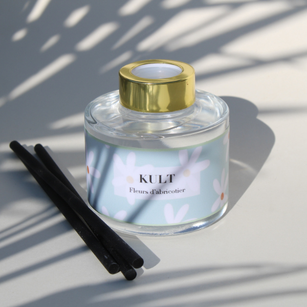 Dans sa jolie bouteille en verre, profitez d'une composition sans alcool au parfum de fleurs d'abricotier et 100% bio-dégradable. Idéal dans toutes les pièces de l'habitat - Durée de vie minimum 3 mois. Vendue dans son pochon en coton Bio, accompagné de ses tiges en bois noir.