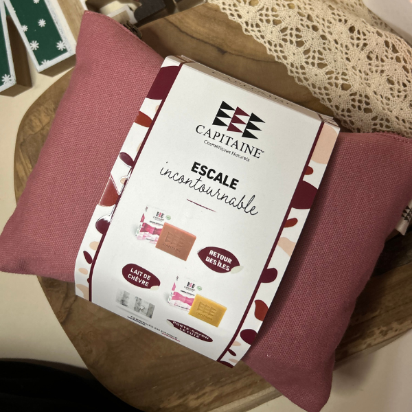 Coffret Escale Incontournable comprend un savon artisanal, un savon au lait de chèvre, un porte savon et une magnifique trousse de la marque Capitaine Cosmétiques