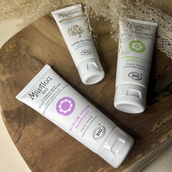 Le coffret soin de la peau comporte une crème de jour à l'huile d'argan, un masque visage purifiant et un gommage visage exfoliant de la marque Marilou Bio