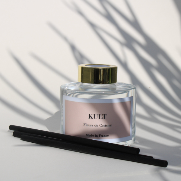 Dans sa jolie bouteille en verre, profitez d'une composition sans alcool au parfum de fleurs de cerisier et 100% bio-dégradable. Idéal dans toutes les pièces de l'habitat - Durée de vie minimum 3 mois. Vendue dans son pochon en coton Bio, accompagné de ses tiges en bois noir.