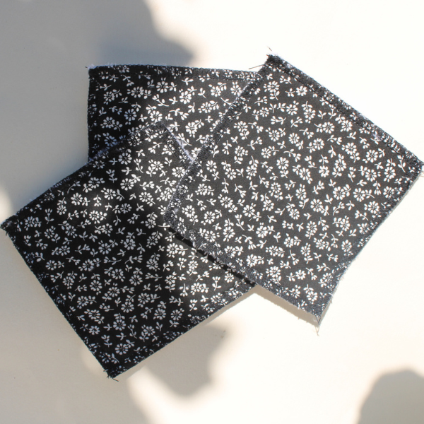 Lingette démaquillante lavable motif fleurs noires, fabriqué en France