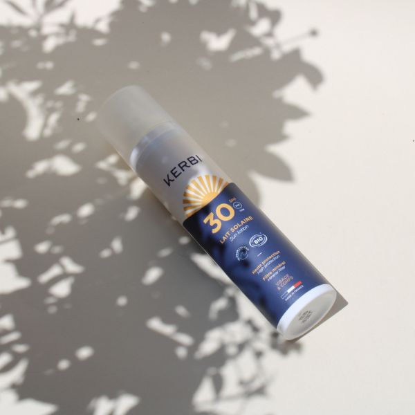 Lait solaire bio SPF 30 offre une haute protection immédiate contre les rayons UVA/UVB grâce à l’oxyde de zinc, un filtre solaire minéral naturel, sans effet blanc. Associé à de l’algue bretonne, qui prépare la peau pour un bronzage prolongé et du raisin pour stimuler les récepteurs de vitamine D et ainsi éviter les carences.