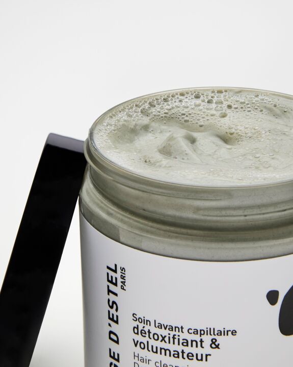 Vous avez les cheveux fins, plats et/ou qui graissent rapidement ? Composé d’argile verte, d’extrait de feuilles d'ortie piquante et d’huile essentielle de menthe poivrée, ce masque vous apportera tous les bienfaits tonifiants, séborégulateurs et rafraîchissants des actifs pour retrouver un cuir chevelu assaini et purifié.