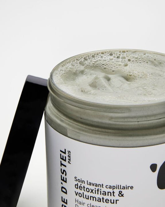 Vous avez les cheveux fins, plats et/ou qui graissent rapidement ? Composé d’argile verte, d’extrait de feuilles d'ortie piquante et d’huile essentielle de menthe poivrée, ce masque vous apportera tous les bienfaits tonifiants, séborégulateurs et rafraîchissants des actifs pour retrouver un cuir chevelu assaini et purifié.