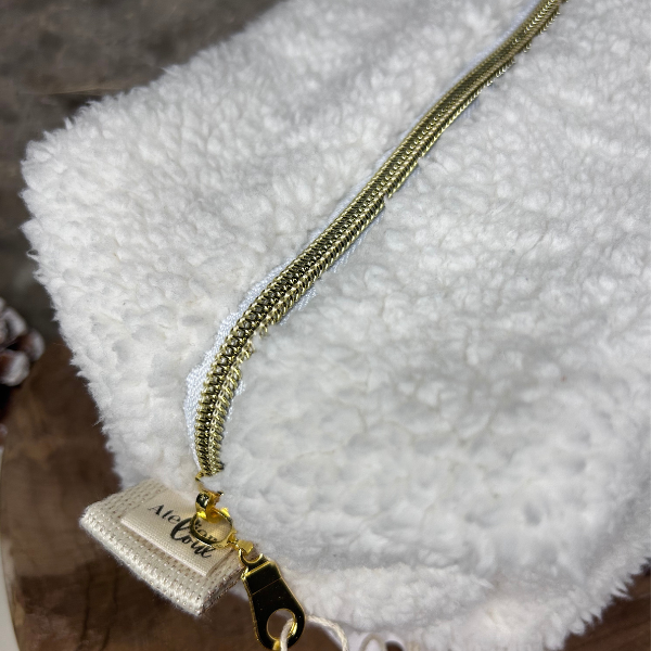Trousse de toilette en moumoute blanche et intérieur en vichy vert fabriqué en France par la créatrice Atelier Loul