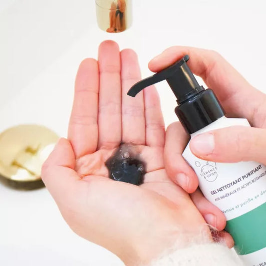 Le Gel nettoyant purifiant nettoie la peau en profondeur tout en douceur. Grâce à une combinaison d'actifs minéraux, l'excès de sébum est régulé, les impuretés sont gommées et les pores resserrés. La peau est fraîche, nette et douce.