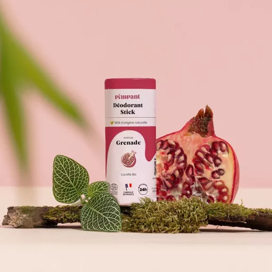 Efficace, frais, naturel : le déodorant Pimpant Grenade a tout pour plaire. Fini les compromis entre fraîcheur et respect de la peau. À l’intérieur ? Un concentré de 100% d’ingrédients d’origine naturelle (huile de tournesol et d’amande douce, amidon de maïs…). Résultat : vos aisselles sont protégées, les mauvaises odeurs neutralisées… Avec la promesse d’une fraîcheur de 24 h dès la première application. La douceur de la grenade, l'efficacité de la nature – et tout ça, dans un déodorant naturel.