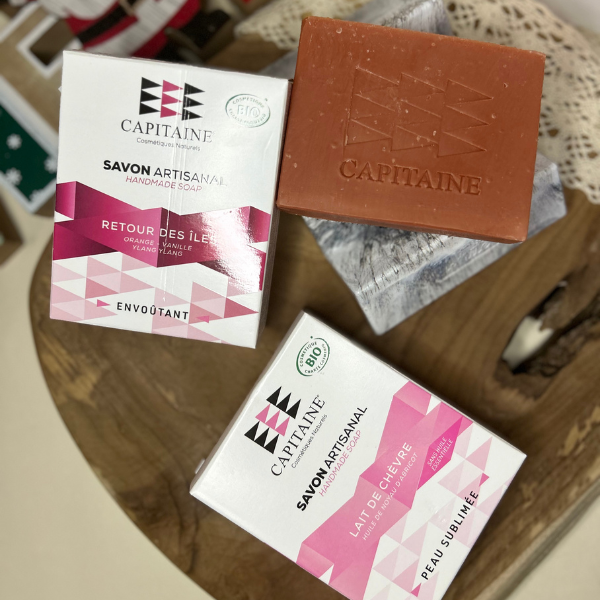 Coffret Escale Incontournable comprend un savon artisanal, un savon au lait de chèvre, un porte savon et une magnifique trousse de la marque Capitaine Cosmétiques