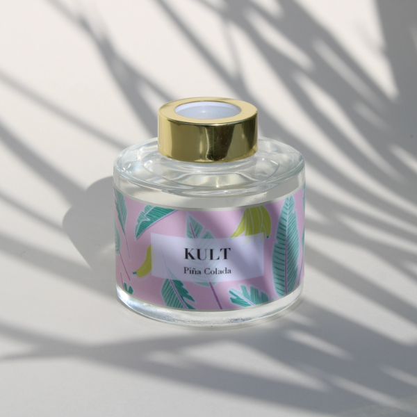 Dans sa jolie bouteille en verre, profitez d'une composition sans alcool au parfum de Pina Colada et 100% bio-dégradable. Idéal dans toutes les pièces de l'habitat - Durée de vie minimum 3 mois. Vendue dans son pochon en coton Bio, accompagné de ses tiges en bois noir.