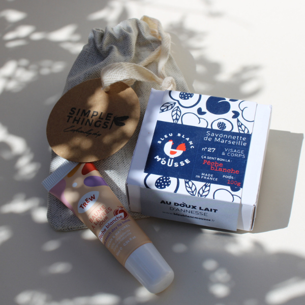 Coffret à la Pêche Blanche composé un baume à lèvres Trew, d'un savon au lait d'ânesse Bleu Blanc Mousse et de son étui à savon Simple Things