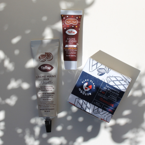Coffret au Chocolat composant un baume à lèvres nuit et une crème pour les mains Jour de la marque Trew ainsi qu'un savon au lait d'ânesse de la marque Bleu Blanc Mousse