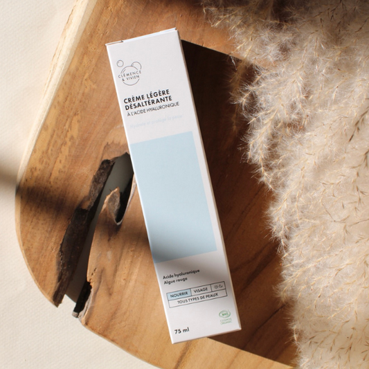 La Crème légère désaltère la peau, hydrate, protège la peau et la gorge en eau instantanément sans laisser de toucher gras et s'adapte à tous les types de peaux