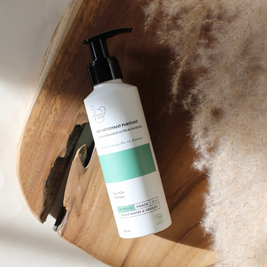 Le Gel nettoyant purifiant nettoie la peau en profondeur tout en douceur. Grâce à une combinaison d'actifs minéraux, l'excès de sébum est régulé, les impuretés sont gommées et les pores resserrés. La peau est fraîche, nette et douce.