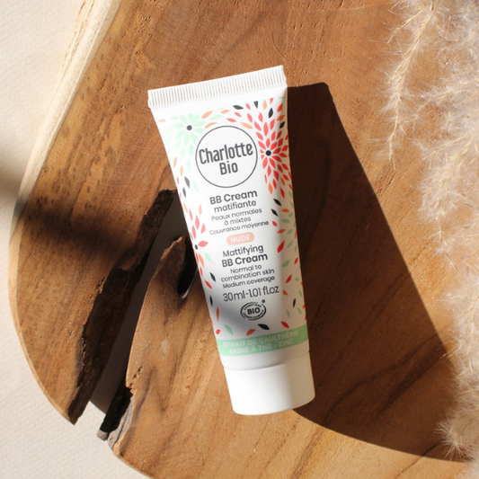 Une BB cream matifiante et purifiante pour les peaux mixtes à grasses à imperfections. Grâce à sa couvrance moyenne, elle camoufle les imperfections tout en les assèchant.