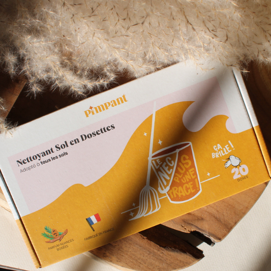 Troquez le gros bidon plastique de nettoyant pour le sol contre le Nettoyant Sol en Dosettes ! Ses avantages ? Son efficacité sur tous les sols, son action anti-traces, sa facilité et rapidité d’utilisation, son parfum boisé et sa naturalité. Il contient 99,4% d’ingrédients d’origine naturelle, pour laver et assainir sa maison, sans compromis sur l'efficacité.