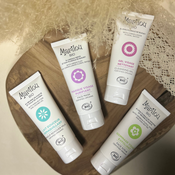Ce coffret comprend un lait douceur démaquillant, un masque visage purifiant, un gel visage nettoyant et un gommage visage exfoliant de la marque Marilou Bio