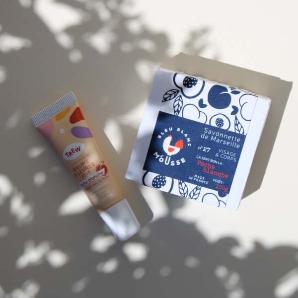 Coffret à la Pêche Blanche composant d'un baume à lèvres de la marque Trew et d'un savon au lait d'ânesse de la marque Bleu Blanc Mousse