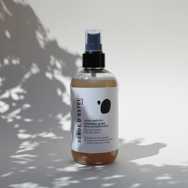 Les cuirs chevelus gras sont sujets à des désagréments comme des démangeaisons, des pellicules. Il peut devenir fin et cassant. Nous avons donc formulé une lotion cheveux gras : Renforce les cheveux, tonifie votre fibre capillaire, assainit et purifie le cuir chevelu et régule la sécrétion de sébum