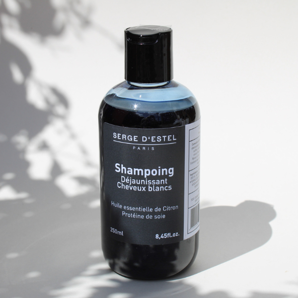 Le shampoing de soin est spécifique aux cheveux blancs et gris. Il équilibre les aléas des cheveux gris qui jaunissent à causes des agressions quotidiennes comme la pollution, le tabac, le soleil,...