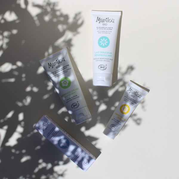 Coffret Hydratation & Fraicheur à l'intérieur vous retrouvez un gel yeux défatiguant, une crème de jour, un lait démaquillant et un gommage exfoliant visage de la marque Marilou Bio